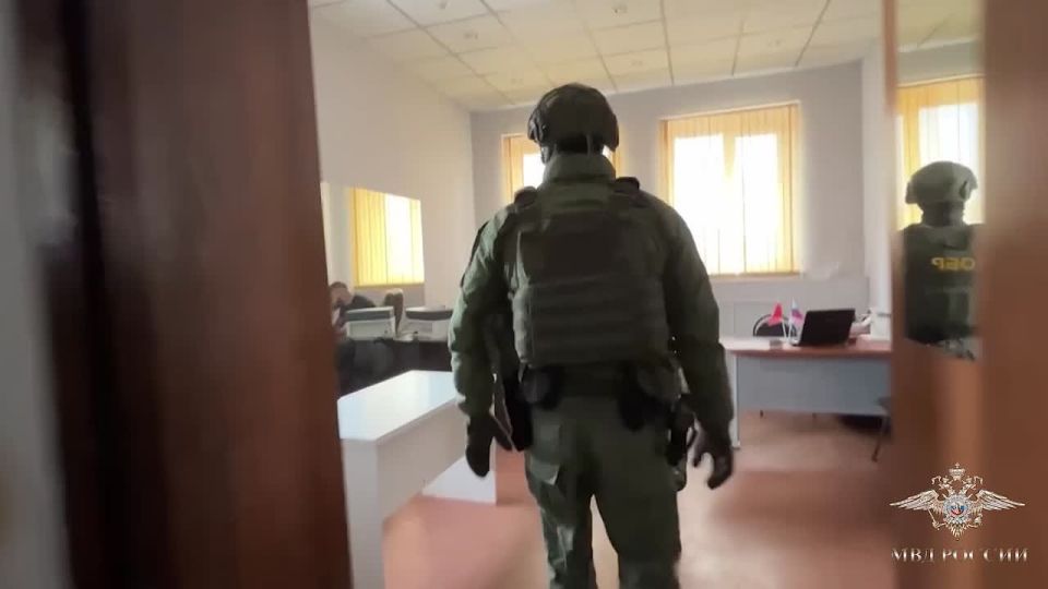 В Иркутске ликвидировали преступную группировку, поставившую на поток незаконную легализацию мигрантов