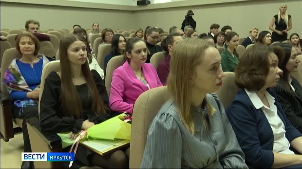 Молодые ученые, аспиранты и студенты Иркутска получили стипендии мэра