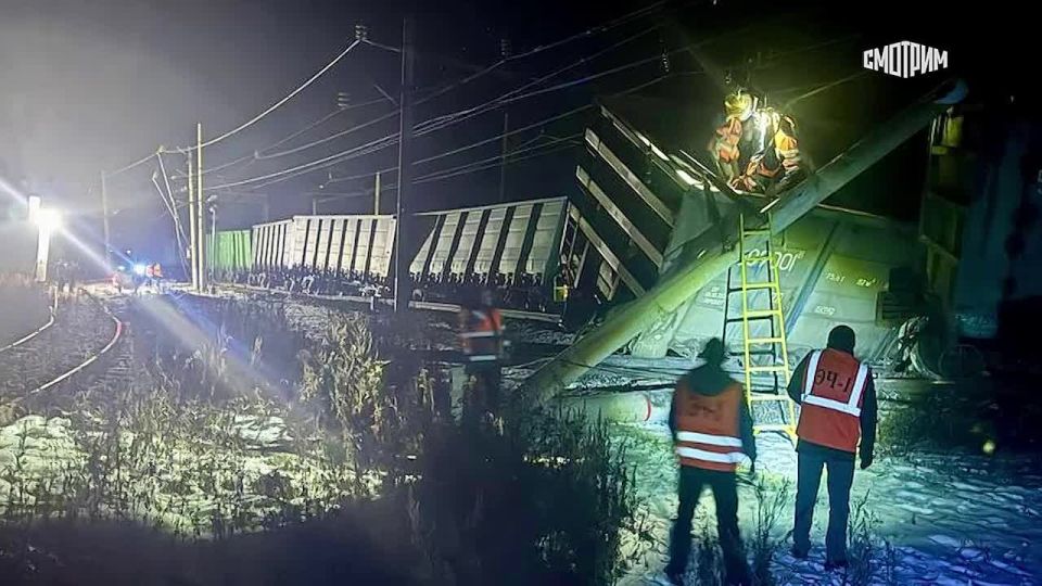 Вагоны с углем сошли рельс на перегоне "Алзамай-Облепиха" в Иркутской области из-за постороннего предмета, оставленного работником железной дороги