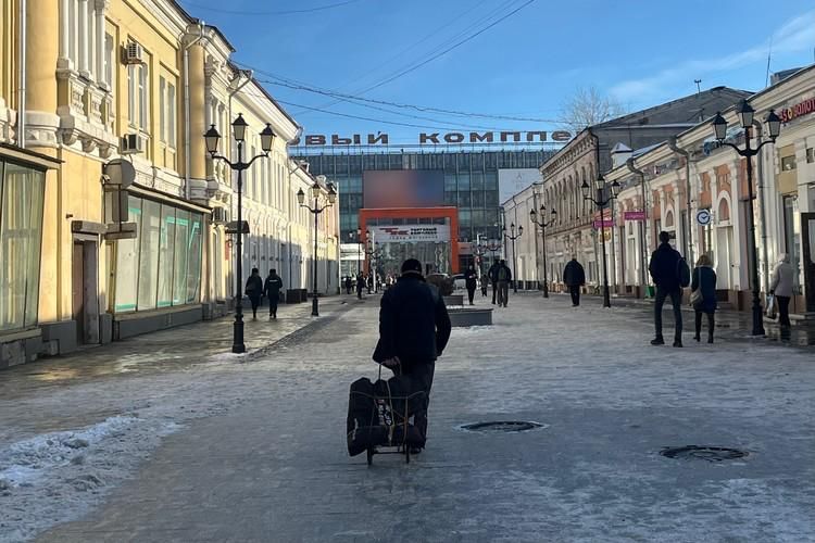 Цепляюсь за стену и иду, как пингвин: корреспондент «КП» проверил, на каких улицах Иркутска опасно ходить