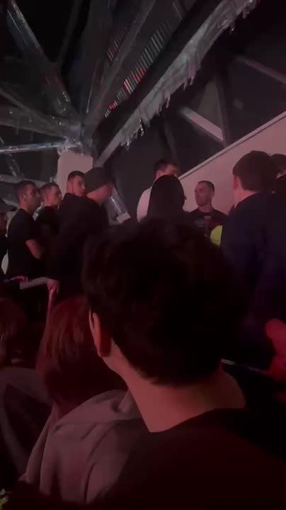 Тем временем на трибуне произошла драка