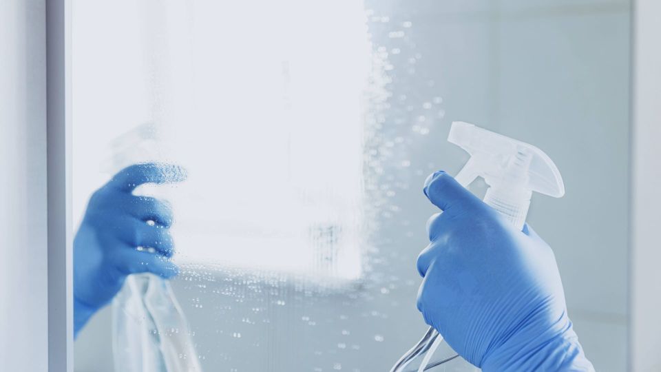 Спреев и новомодных салфеток не было, а зеркала сияли: вот как их мыли в СССР