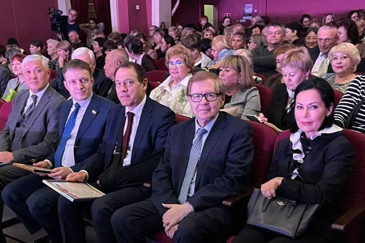 Сотрудники Иркутской городской больницы № 6 награждены ведомственными наградами в честь 70-летия медучреждения Сотрудники Иркутской городской больницы № 6 награждены ведомственными наградами в честь 70-летия медучреждения