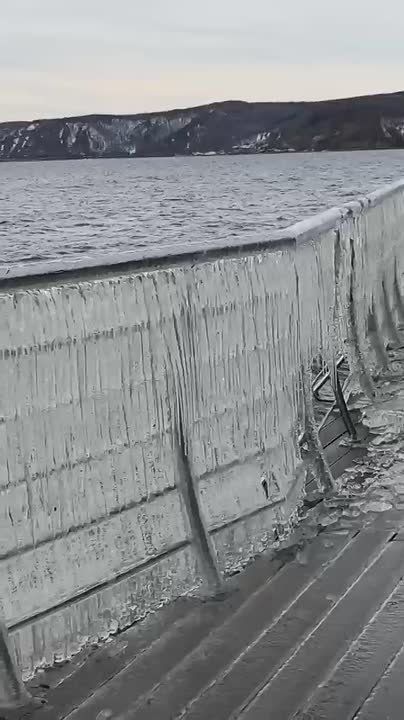 Байкал украсил набережную в Листвянке