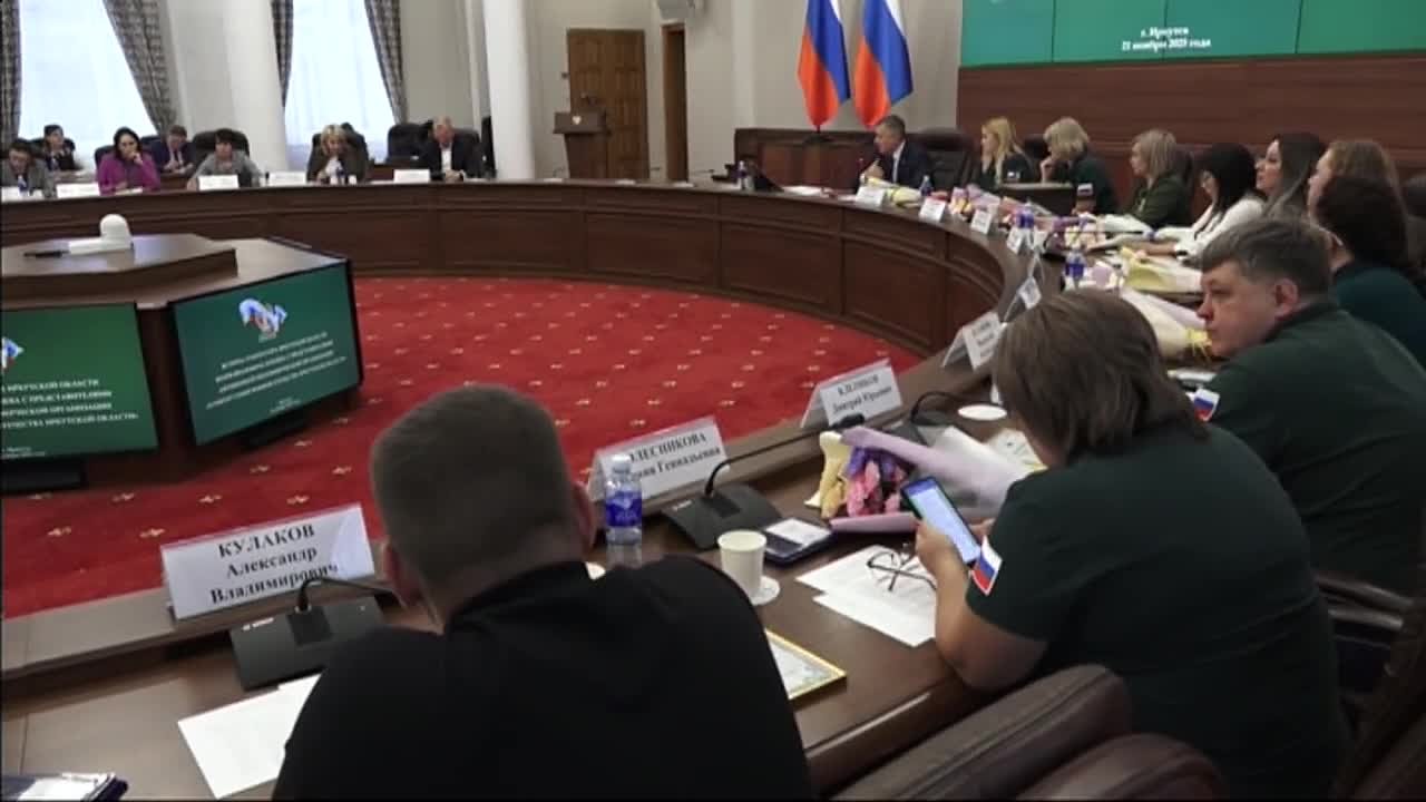 Благодарственные письма и почетные знаки общественного поощрения «За поддержку участников специальной военной операции» вручил губернатор Игорь Кобзев представителям Комитета семей воинов Отечества региона