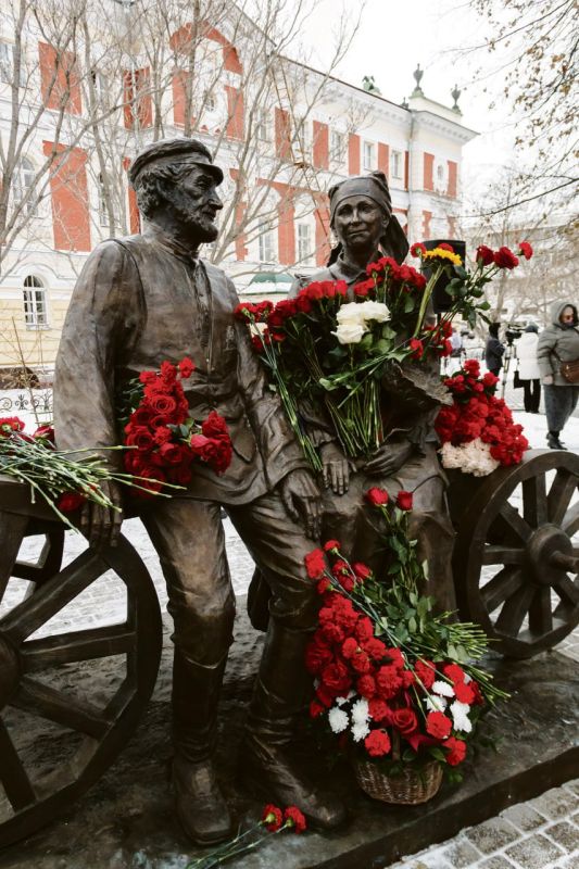 Еще раз покажем памятник народным артистам Виталию Венгеру и Наталии Королевой