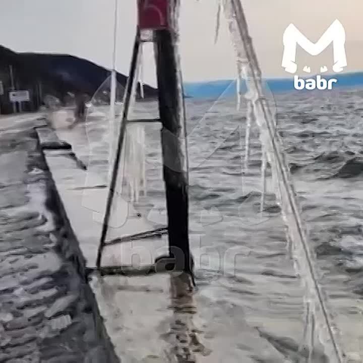 Байкал серьёзно штормит: в Листвянке затопило дорогу