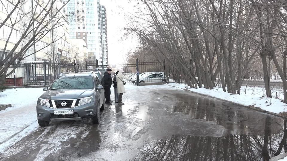 Жильцы дома на улице Пискунова, 140/4 в Иркутске жалуются на горячие лужи