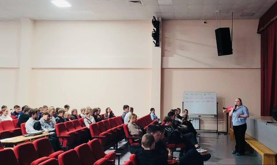 В Ангарске сотрудники транспортной полиции рассказали школьникам о методах противостояния вербовке в социальных сетях В Ангарске сотрудники транспортной полиции рассказали школьникам о методах противостояния вербовке в социальных сетях