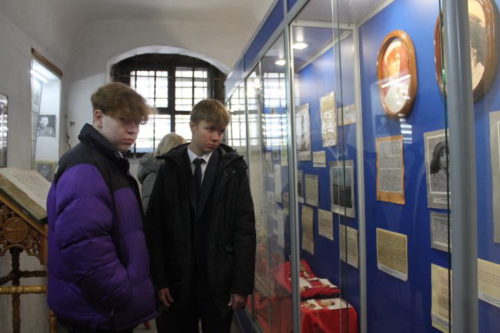 Транспортные полицейские организовали для лицеистов РЖД экскурсию в музей Иркутского тюремного замка, функционирующий в СИЗО-1 г. Иркутска Транспортные полицейские организовали для лицеистов РЖД экскурсию в музей Иркутского тюремного замка, функционирующий в СИЗО-1 г. Иркутска