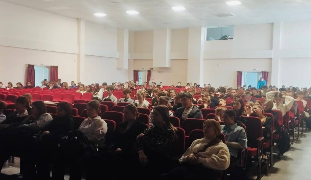 В Ангарске сотрудники транспортной полиции рассказали школьникам о методах противостояния вербовке в социальных сетях В Ангарске сотрудники транспортной полиции рассказали школьникам о методах противостояния вербовке в социальных сетях