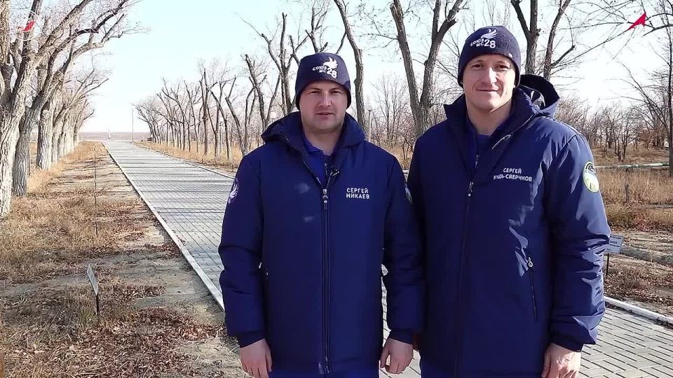 Руслан Болотов: Привет Иркутску из Центра подготовки космонавтов им. Ю. А. Гагарина передают наш земляк Сергей Микаев и Герой России Сергей Кудь-Сверчков, которые уже послезавтра отправятся в космос на корабле «Союз МС-28»