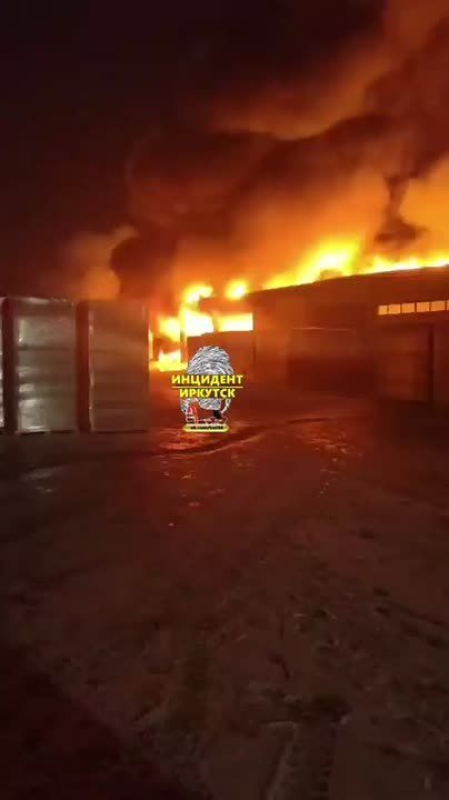 На улице Полярной огнеборцы ликвидируют крупный пожар