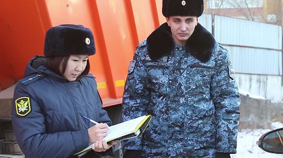 «Автомобиль не отдам!»: сибирячка 6 часов провела с младенцем в машине, спасая ее от судебных приставов