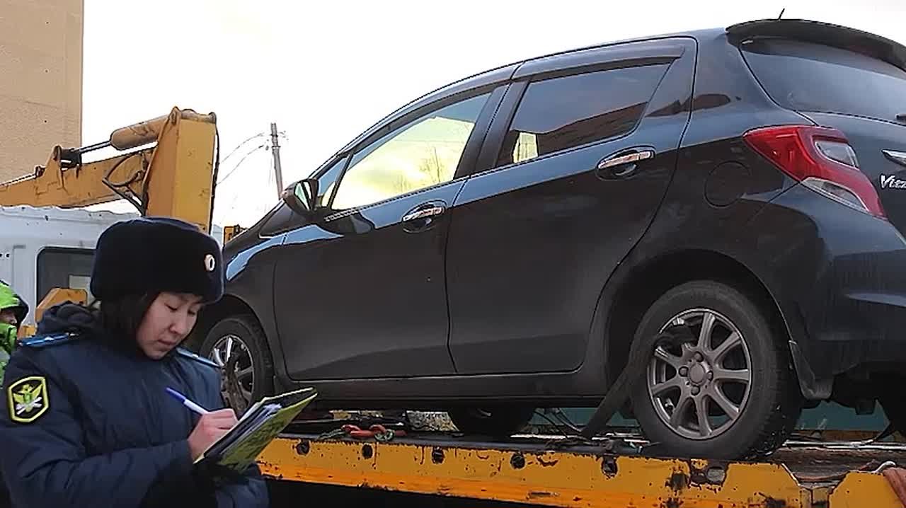 Упёртая мать шесть часов просидела в машине с грудничком, чтобы не отдавать авто читинским приставам