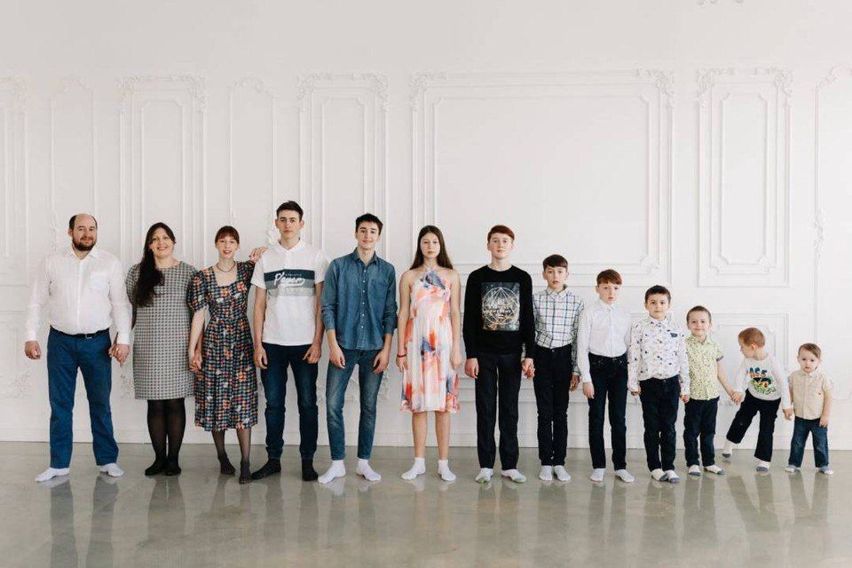 «Пирожки пеку тазиками, а в ванную выстраивается очередь»: честный рассказ матери, как прокормить и воспитать 12 детей