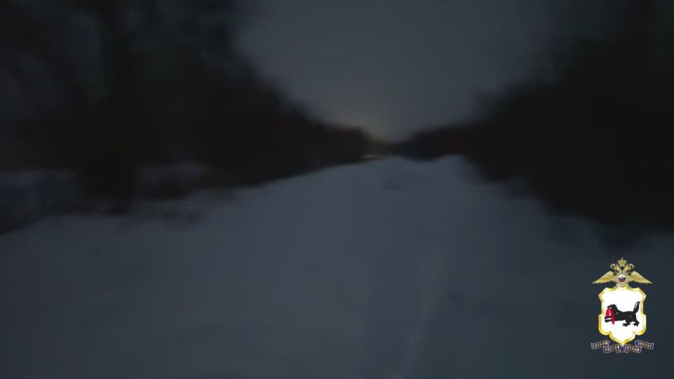 Крики «Я на льдине! Кругом вода!» - это все, что успели услышать спасатели перед тем, как связь с рыбаком оборвалась…