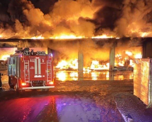 В Иркутске горят гаражные боксы и цех по производству стеновых панелей на площади более 1 тыс