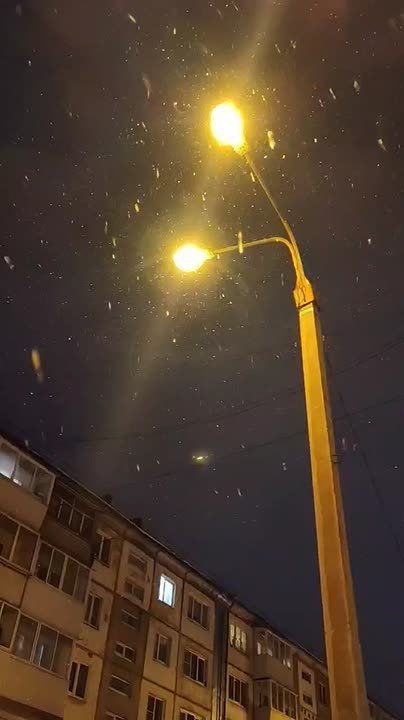 Снег в городе шел целый день