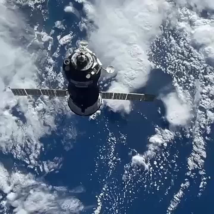 В 18:00 по московскому времени Роскосмос начнёт трансляцию открытия люков МКС, на орбите произойдёт встреча двух космических экипажей