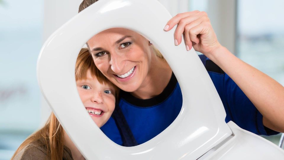 Сиденье унитаза станет белее снега: избавитесь от желтого налета одним махом