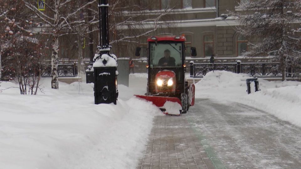Механизированную очистку тротуаров усилили сегодня в Иркутске из-за интенсивного снегопада