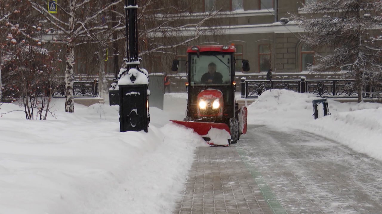 Механизированную очистку тротуаров усилили сегодня в Иркутске из-за интенсивного снегопада