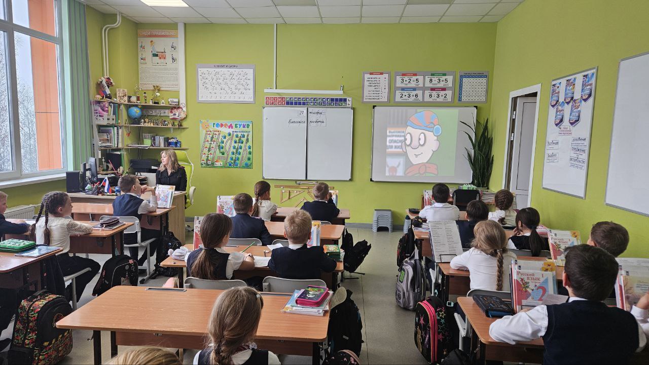 Урок безопасности провели сотрудники Восточно-Сибирского ЛУ МВД России на транспорте в гимназии №25 г. Иркутска Урок безопасности провели сотрудники Восточно-Сибирского ЛУ МВД России на транспорте в гимназии №25 г. Иркутска