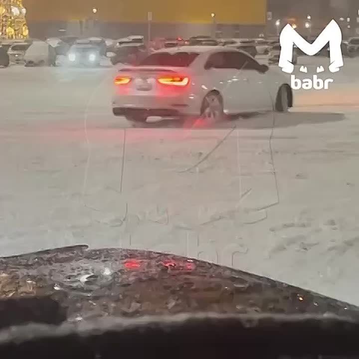 Снегопад активировал режим массового дрифта в Иркутске