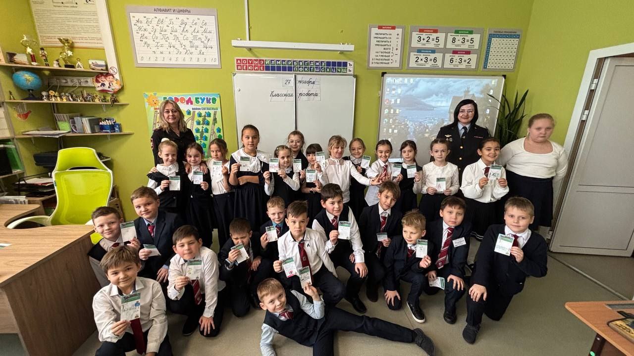 Урок безопасности провели сотрудники Восточно-Сибирского ЛУ МВД России на транспорте в гимназии №25 г. Иркутска Урок безопасности провели сотрудники Восточно-Сибирского ЛУ МВД России на транспорте в гимназии №25 г. Иркутска