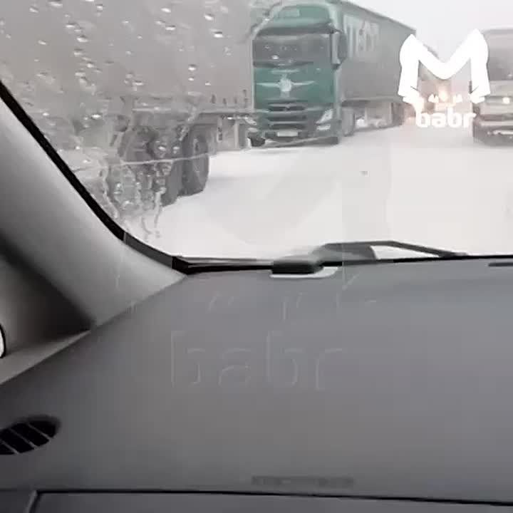 Фуры встали в 8-километровую пробку на трассе в Иркутской области