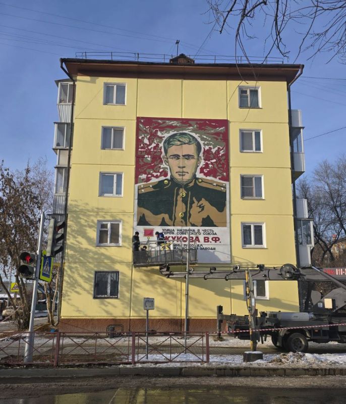 На фасаде многоквартирного дома по улице Мира, 62 во втором Иркутске восстановили панно Герою Советского Союза Василию Жукову