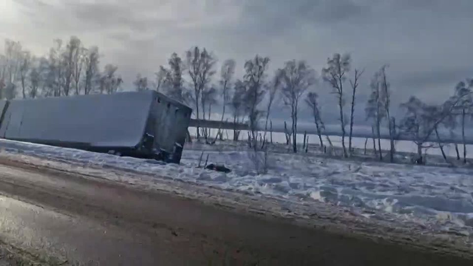Нам пишут:. Возле поселка Средний в Усольском районе образовалась пробка в обе стороны из-за ДТП с фурой