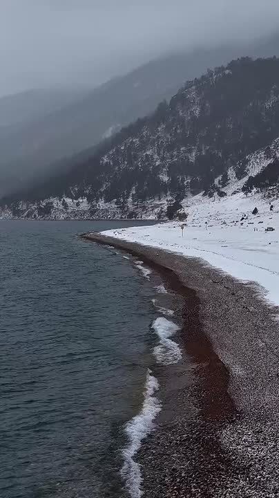 Суровый Байкал между осенью и зимой