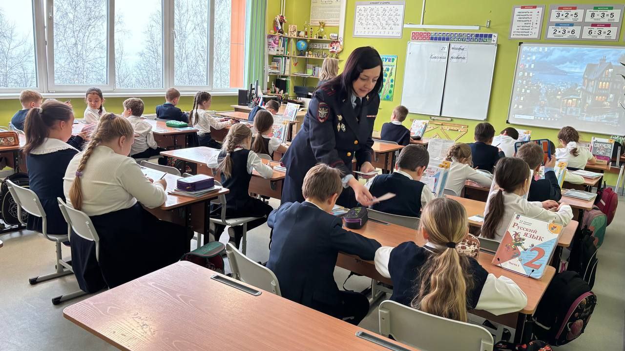 Урок безопасности провели сотрудники Восточно-Сибирского ЛУ МВД России на транспорте в гимназии №25 г. Иркутска Урок безопасности провели сотрудники Восточно-Сибирского ЛУ МВД России на транспорте в гимназии №25 г. Иркутска