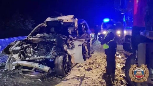 "Лексус" влетел в тягач на трассе в Иркутской области — иномарке разворотило кузов, погибли два человека