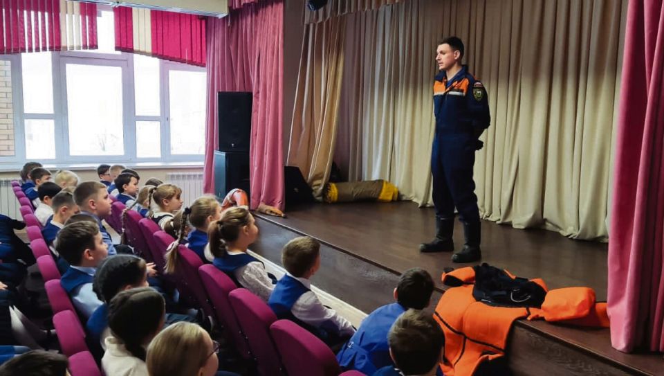 «Безопасный лед» для школьников: детям рассказали, как правильно вести себя у замерзающих водоемов