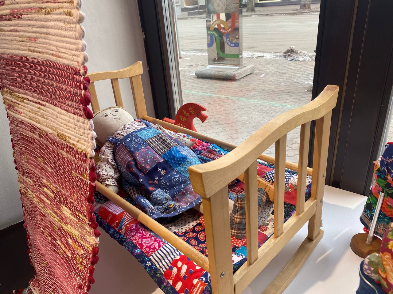 Все помнят, что в это воскресенье День матери? В преддверии праздника в окнах Музейной студии на Карла Маркса разместили выставку кукол ручной работы Все помнят, что в это воскресенье День матери? В преддверии праздника в окнах Музейной студии на Карла Маркса разместили выставку кукол ручной работы