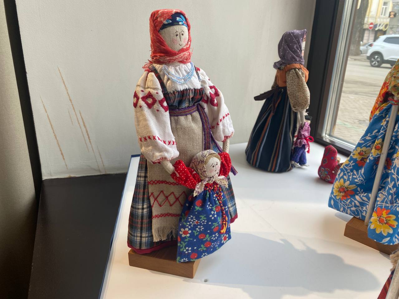 Все помнят, что в это воскресенье День матери? В преддверии праздника в окнах Музейной студии на Карла Маркса разместили выставку кукол ручной работы Все помнят, что в это воскресенье День матери? В преддверии праздника в окнах Музейной студии на Карла Маркса разместили выставку кукол ручной работы