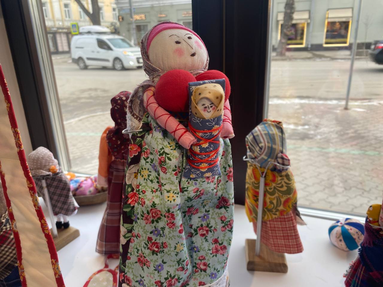 Все помнят, что в это воскресенье День матери? В преддверии праздника в окнах Музейной студии на Карла Маркса разместили выставку кукол ручной работы Все помнят, что в это воскресенье День матери? В преддверии праздника в окнах Музейной студии на Карла Маркса разместили выставку кукол ручной работы