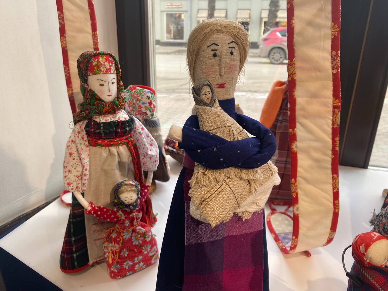 Все помнят, что в это воскресенье День матери? В преддверии праздника в окнах Музейной студии на Карла Маркса разместили выставку кукол ручной работы Все помнят, что в это воскресенье День матери? В преддверии праздника в окнах Музейной студии на Карла Маркса разместили выставку кукол ручной работы