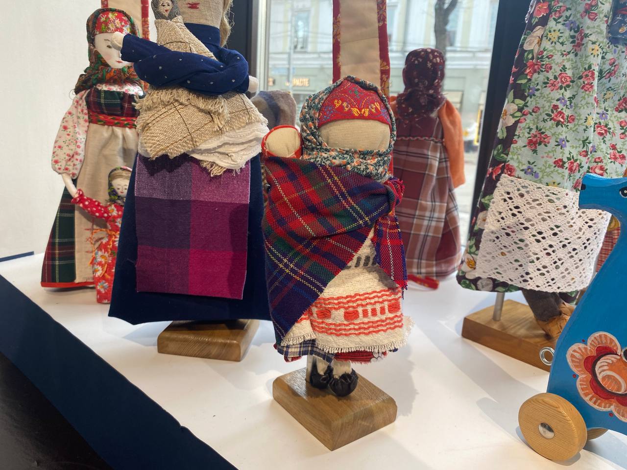 Все помнят, что в это воскресенье День матери? В преддверии праздника в окнах Музейной студии на Карла Маркса разместили выставку кукол ручной работы Все помнят, что в это воскресенье День матери? В преддверии праздника в окнах Музейной студии на Карла Маркса разместили выставку кукол ручной работы