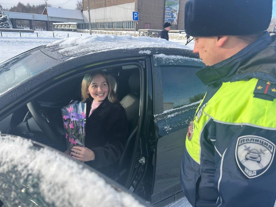 В Усолье-Сибирском госавтоинспекторы совместно с общественниками поздравили автоледи с Днем матери В Усолье-Сибирском госавтоинспекторы совместно с общественниками поздравили автоледи с Днем матери