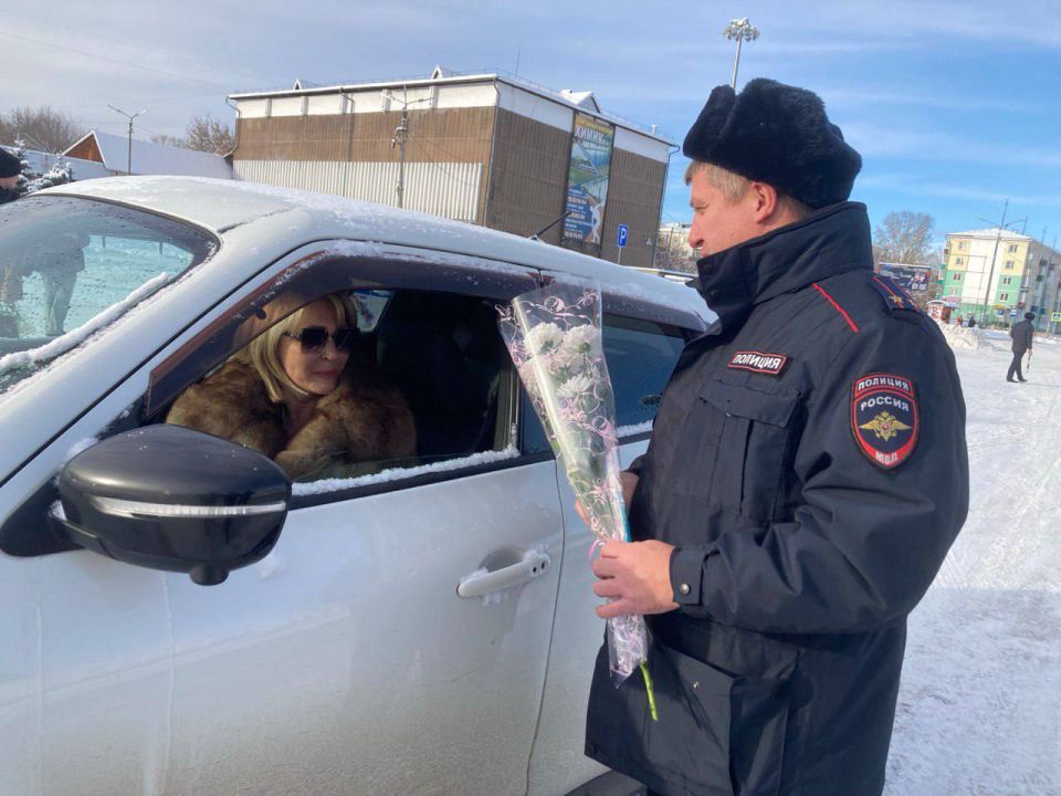 В Усолье-Сибирском госавтоинспекторы совместно с общественниками поздравили автоледи с Днем матери В Усолье-Сибирском госавтоинспекторы совместно с общественниками поздравили автоледи с Днем матери