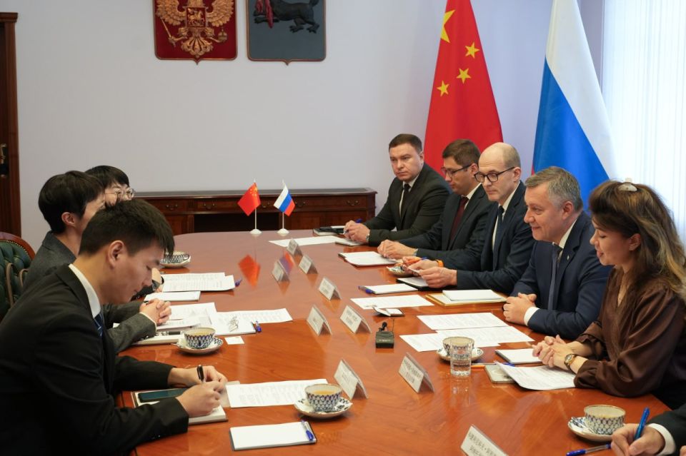 Губернатор Приангарья встретился с вновь назначенным Генеральным консулом КНР в Иркутске Губернатор Приангарья встретился с вновь назначенным Генеральным консулом КНР в Иркутске