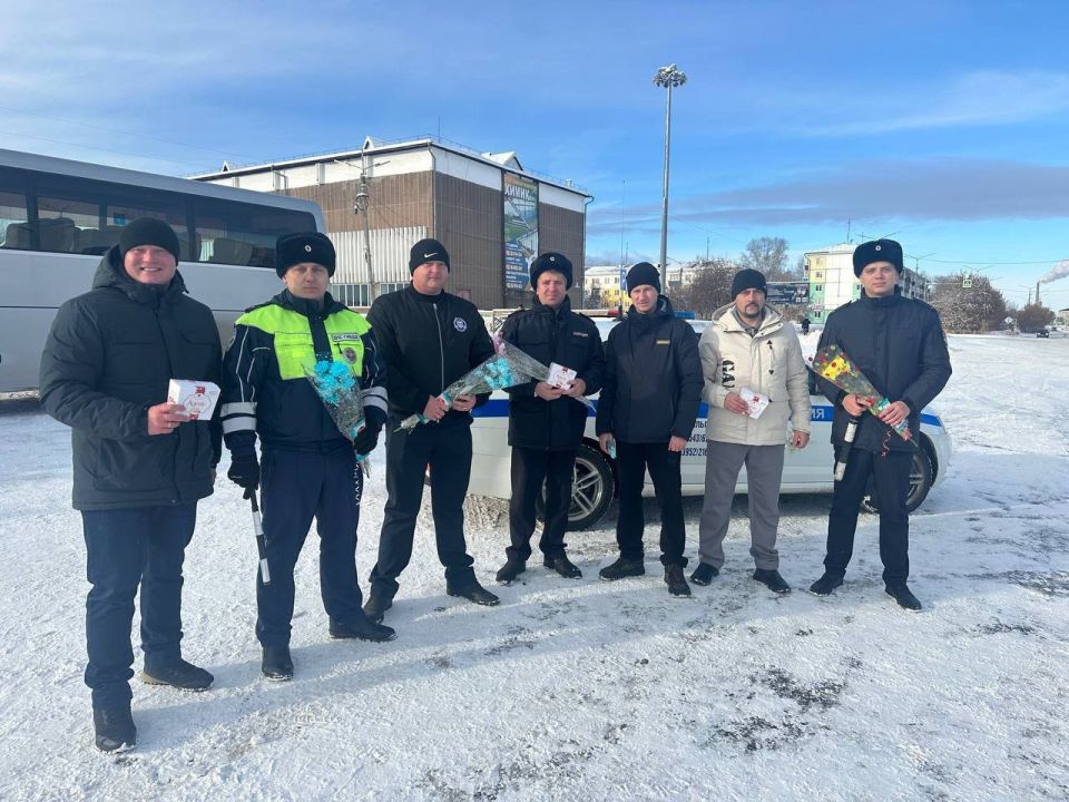 В Усолье-Сибирском госавтоинспекторы совместно с общественниками поздравили автоледи с Днем матери