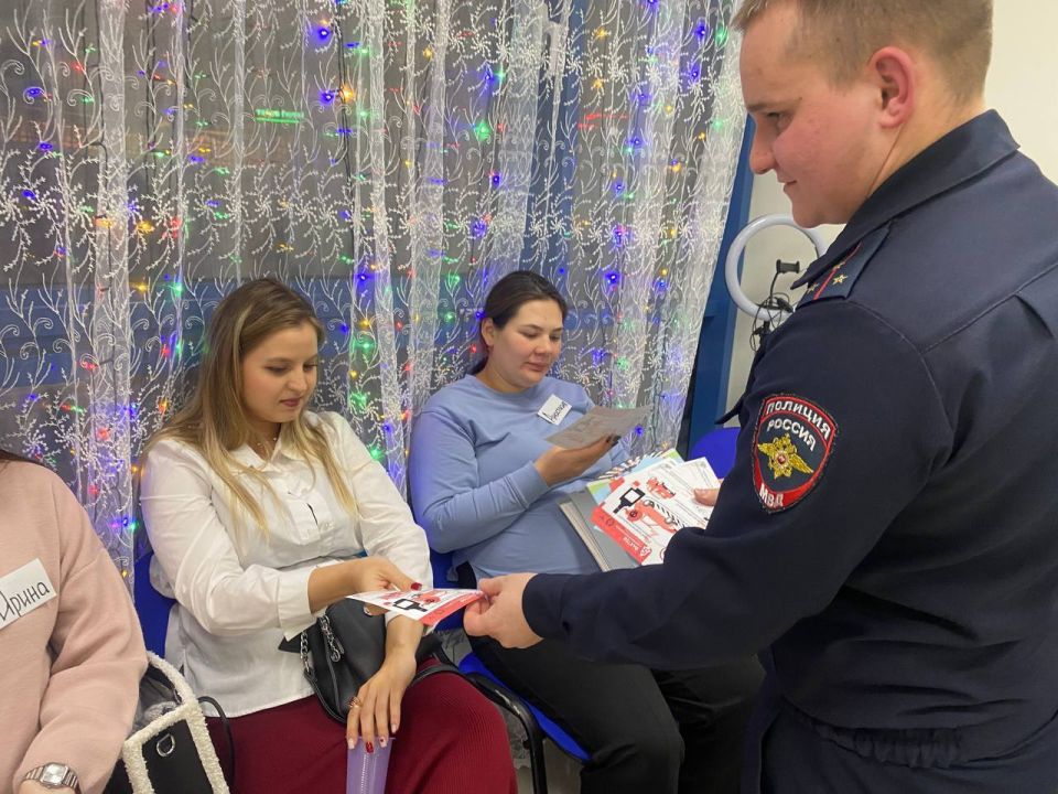 Сотрудники Госавтоинспекции Иркутска поздравили будущих мам с Днём матери Сотрудники Госавтоинспекции Иркутска поздравили будущих мам с Днём матери