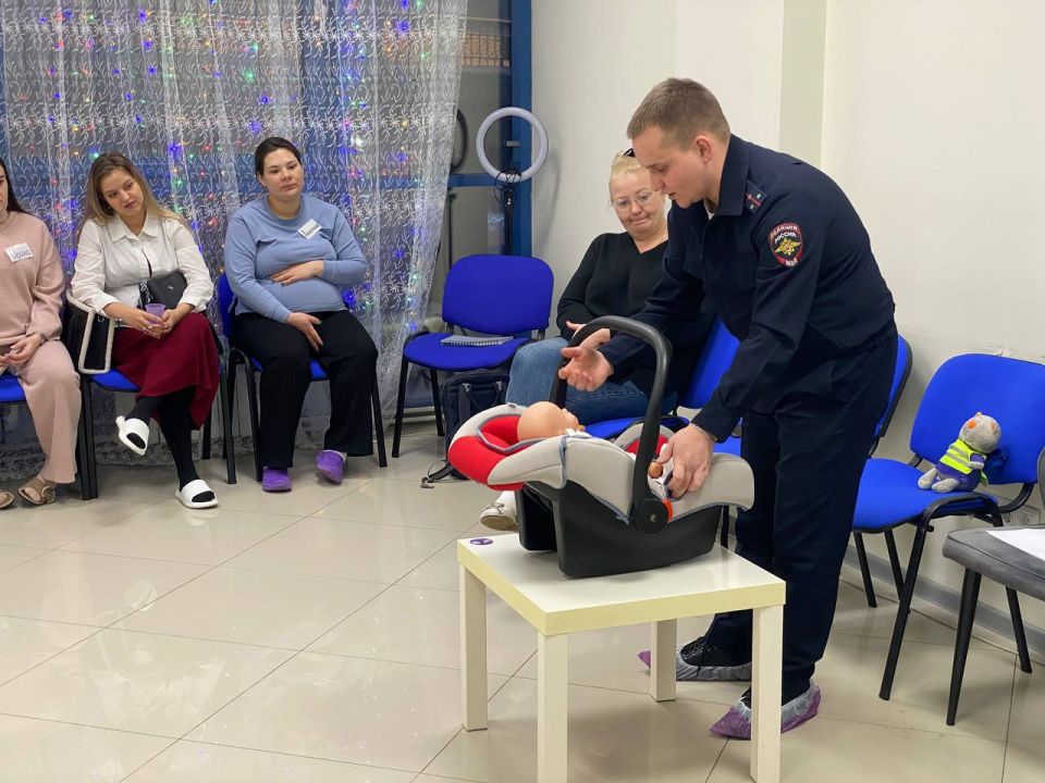 Сотрудники Госавтоинспекции Иркутска поздравили будущих мам с Днём матери Сотрудники Госавтоинспекции Иркутска поздравили будущих мам с Днём матери