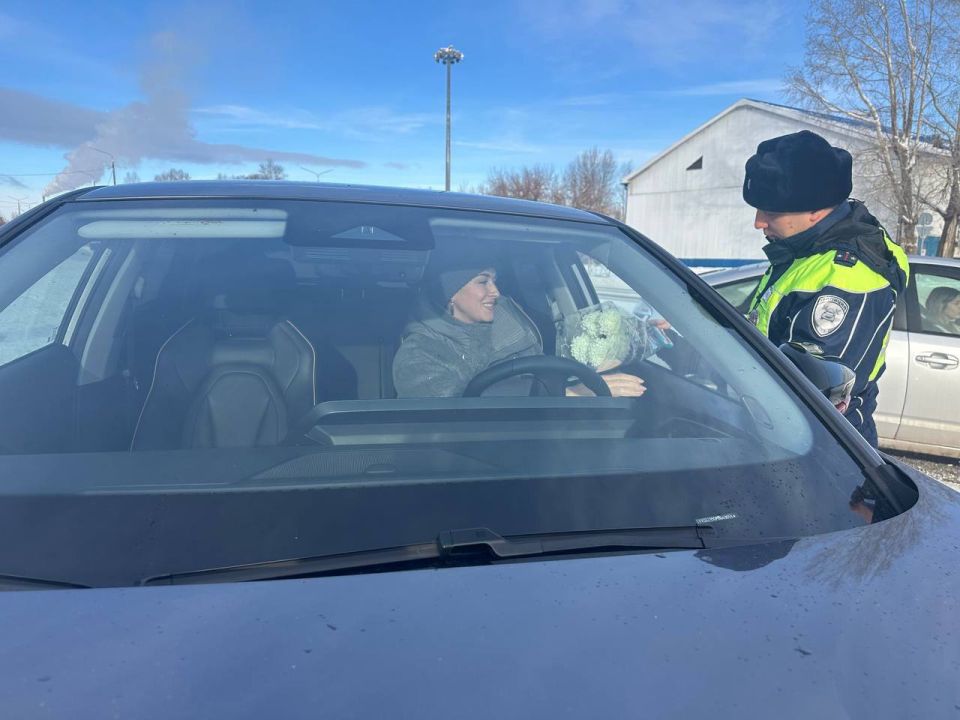 В Усолье-Сибирском госавтоинспекторы совместно с общественниками поздравили автоледи с Днем матери В Усолье-Сибирском госавтоинспекторы совместно с общественниками поздравили автоледи с Днем матери