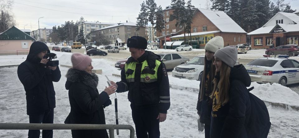 В Тулуне Госавтоинспекторы и общественники поздравили водителей с Днем матери В Тулуне Госавтоинспекторы и общественники поздравили водителей с Днем матери